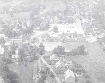 zabudowa miasta z rynkiem i kościołem parafialnym XIV, XVII wieku/ Fragment zabudowy miasta z rynkiem   i kościołem parafialnym od strony wschodniej, skan 1