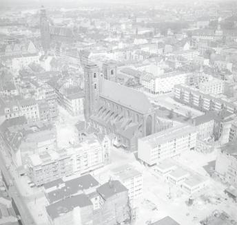 zabudowa centrum Starego Miasta. Widok ogólny zabudowy centrum  Starego Miasta z kościołem  świeku Marii Magdaleny od strony południowej - wschodniej, skan 1