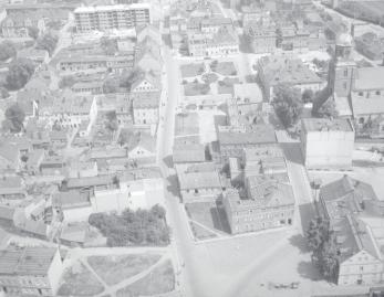 zespół urbanistyczny. Widok ogólny rynku i zabudowy przyrynkowej  od strony południowej, skan 1
