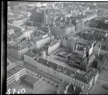 zabudowa centrum Starego Miasta. Widok ogólny północnej - wschodniej  zabudowy przyrynkowej od strony północnej - zachodniej, skan 1