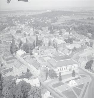 zabudowa centrum miasta. Widok ogólny centrum miasta od strony południowej - zachodniej, skan 1