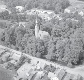 kościół parafialny p.wieku świeku Trójcy. Widok ogólny kościoła od strony południowej - wschodniej, skan 1
