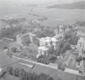 opactwo Cystersówieku Widok ogólny zespołu od strony północnej - wschodniej, skan 1