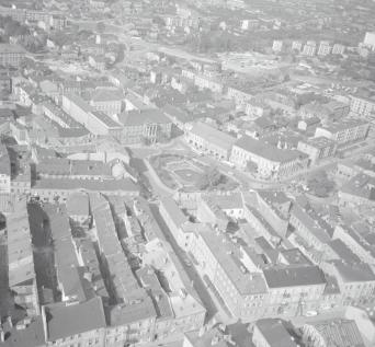 zespół urbanistyczny.  Zabudowa  centrum miasta z rynkiem od strony południowej, skan 1