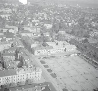 zespół urbanistyczny.  zabudowa miasta przy placu Obrońców Stalingradu od strony zachodniej, skan 1