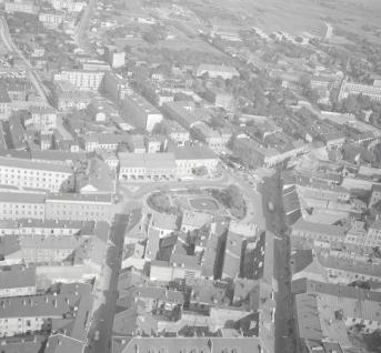 zespól urbanistyczny. Rynek. Widok ogólny zabudowy  rynku od strony południowej , skan 1