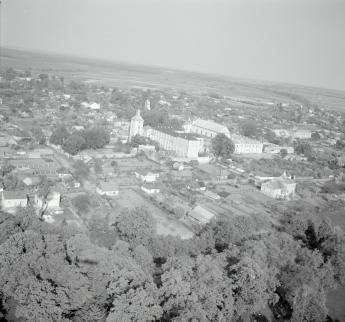 kościół kolegiacki XVIII wieku  Widok ogólny od strony południowej , skan 1