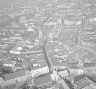 Widok ogólny zabudowy Starego Miasta  między ul. Franciszkańską a Rynkiem Głównym , skan 1