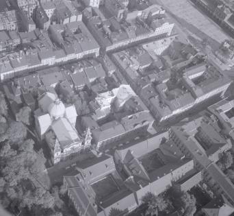 Zabudowa bloków między kościołem kolegiackim świeku Anny a Rynkiem Głównym, skan 1