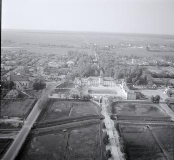 fragment zabudowy miasta. Widok ogólny fragmentu zabudowy przy pałacu od strony wschodniej, skan 1