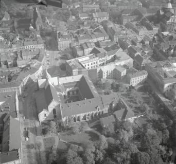 Widok ogólny zabudowy między zespołem Franciszkanów a zespołem Bernardynek od strony zachodniej, skan 1