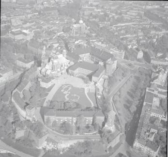 Widok ogólny zabudowy wzgórza wawelskiego od strony południowej, skan 1
