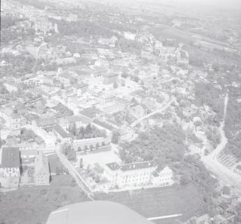 zabudowa centrum. Widok ogólny zabudowy centrum od strony południowej - wschodniej, skan 1