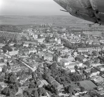 zespół urbanistyczny. Widok ogólny zabudowy centrum miasta  od strony południowej - zachodniej, skan 1