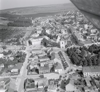 rynek. Fragment  zabudowy rynku  z klasztorem Paulinów, skan 1