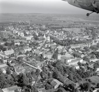 zespół urbanistyczny. Widok ogólny zabudowy centrum miasta  od strony południowej - zachodniej, skan 1