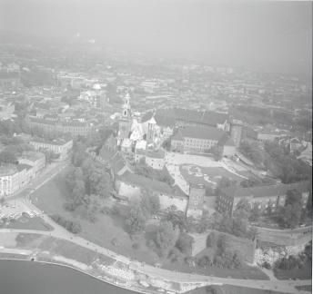 Widok ogólny zabudowy wzgórza wawelskiego od strony południowej i wschodniej, skan 1