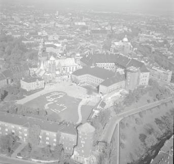 Widok ogólny zabudowy wzgórza wawelskiego od strony południowej, skan 1