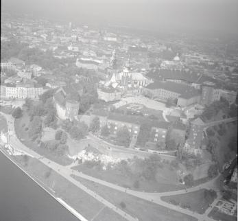 Widok ogólny zabudowy wzgórza wawelskiego od strony północnej - wschodniej, skan 1