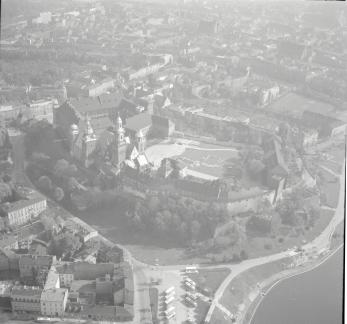 Widok ogólny zabudowy wzgórza wawelskiego od strony południowo - zachodniej, skan 1