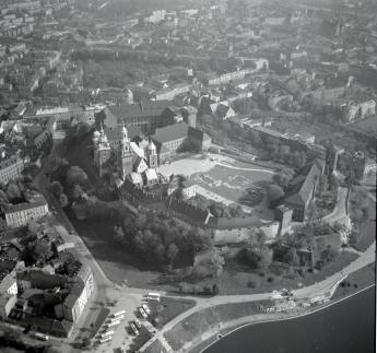Widok ogólny zabudowy wzgórza wawelskiego od strony północno - wschodniej., skan 1