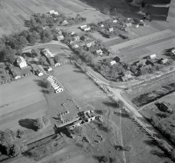 zakład przemysłowy. Widok ogólny ruin zakładu przemysłowego od strony południowej - zachodniej, skan 1