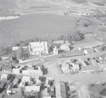 zespól urbanistyczny. Fragment zabudowy miasta z kościołem parafialnym,. Widok ogólny od strony wschodniej, skan 1