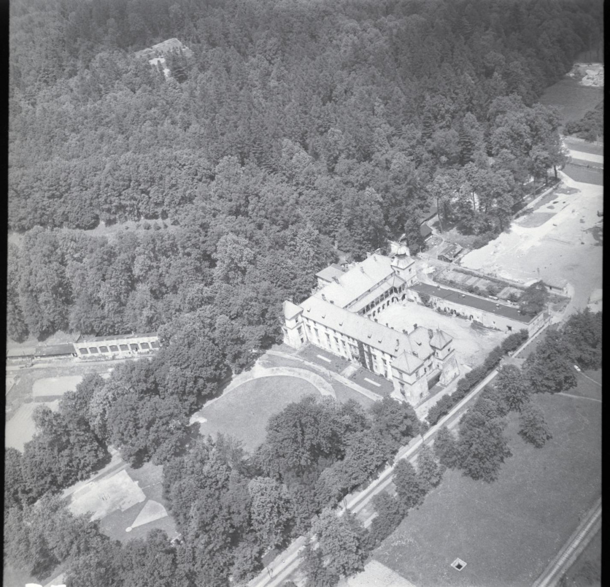 Zamek Komorowskich z XVII wieku, widok ogólny od strony południowej, skan 1