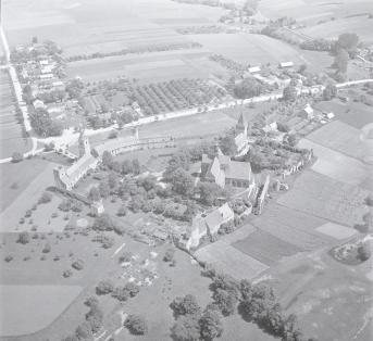 opactwo Cystersówieku Widok ogólny zespołu klasztornego od strony zachodniej, skan 1