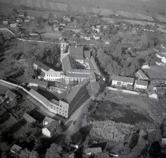 Klasztor Benedyktynek z XIII wieku, widok ogólny od strony południowo -  wschodniej, skan 1