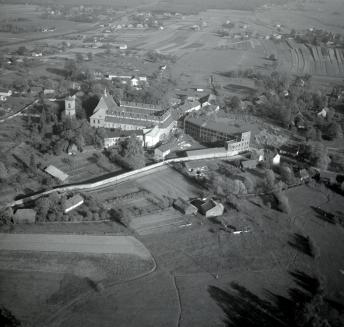 Klasztor Benedyktynek z XIII wieku, widok ogólny od strony zachodniej, skan 1