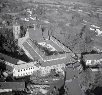 Klasztor Benedyktynek z XIII wieku, widok ogólny od strony południowo -  wschodniej, skan 1