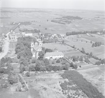 klasztor Bernardynów XVIII wieku widok ogólny zespołu klasztornego od strony wschodniej, skan 1