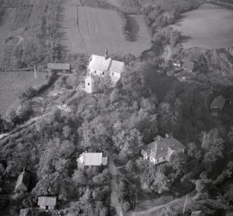kościól parafialny XIII - XVII wieku - przebudowany. Widok ogólny kościoła od strony wschodniej, skan 1