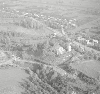 kościól parafialny XIII - XVII wieku - przebudowany. Widok ogólny kościoła od strony  południowej - zachodniej, skan 1