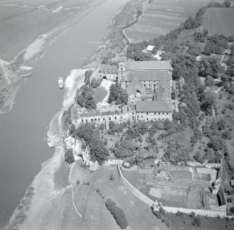 Opactwo Bernardynów z XI wieku, widok ogólny od strony południowej, skan 1