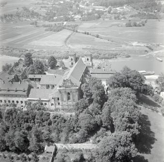 Opactwo Bernardynów z XI wieku, widok ogólny od strony wschodniej, skan 1