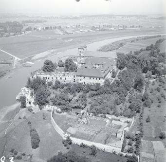 Opactwo Bernardynów z XI wieku, widok ogólny od strony południowej, skan 1