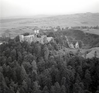 Zamek Tenczyn z XIV wieku, widok ogólny od strony zachodniej, skan 1