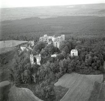 Widok ogólny ruin zamku od strony południowo - wschodniej, skan 1