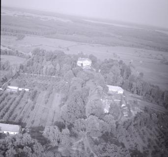 pałac XVIII wieku Widok ogólny pałacu od strony południowej, skan 1