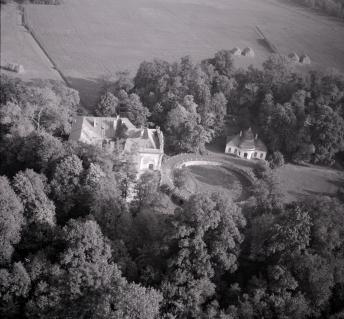 pałac XVIII wieku Widok ogólny pałacu od strony wschodniej, skan 1