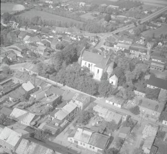 zespół urbanistyczny. Zabudowa miasta przy kościele parafialnym. Widok ogólny  od strony południowej, skan 1