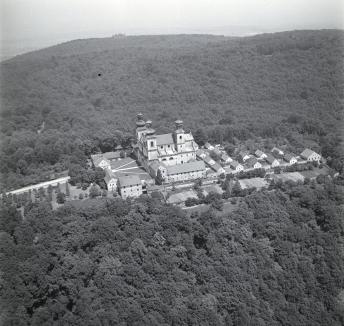 Klasztor Kamedułów z XVII wieku, widok ogólny od strony południowej, skan 1