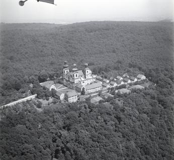 Klasztor Kamedułów z XVII wieku, widok ogólny od strony południowo - zachodniej, skan 1