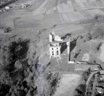 zamek biskupów krakowskich XIV wieku Ruiny zamku. Widok ogólny od strony południowej - wschodniej, skan 1