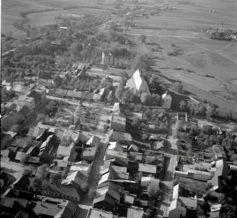 zabudowa centrum. Widok ogólny rynku od strony wschodniej, skan 1