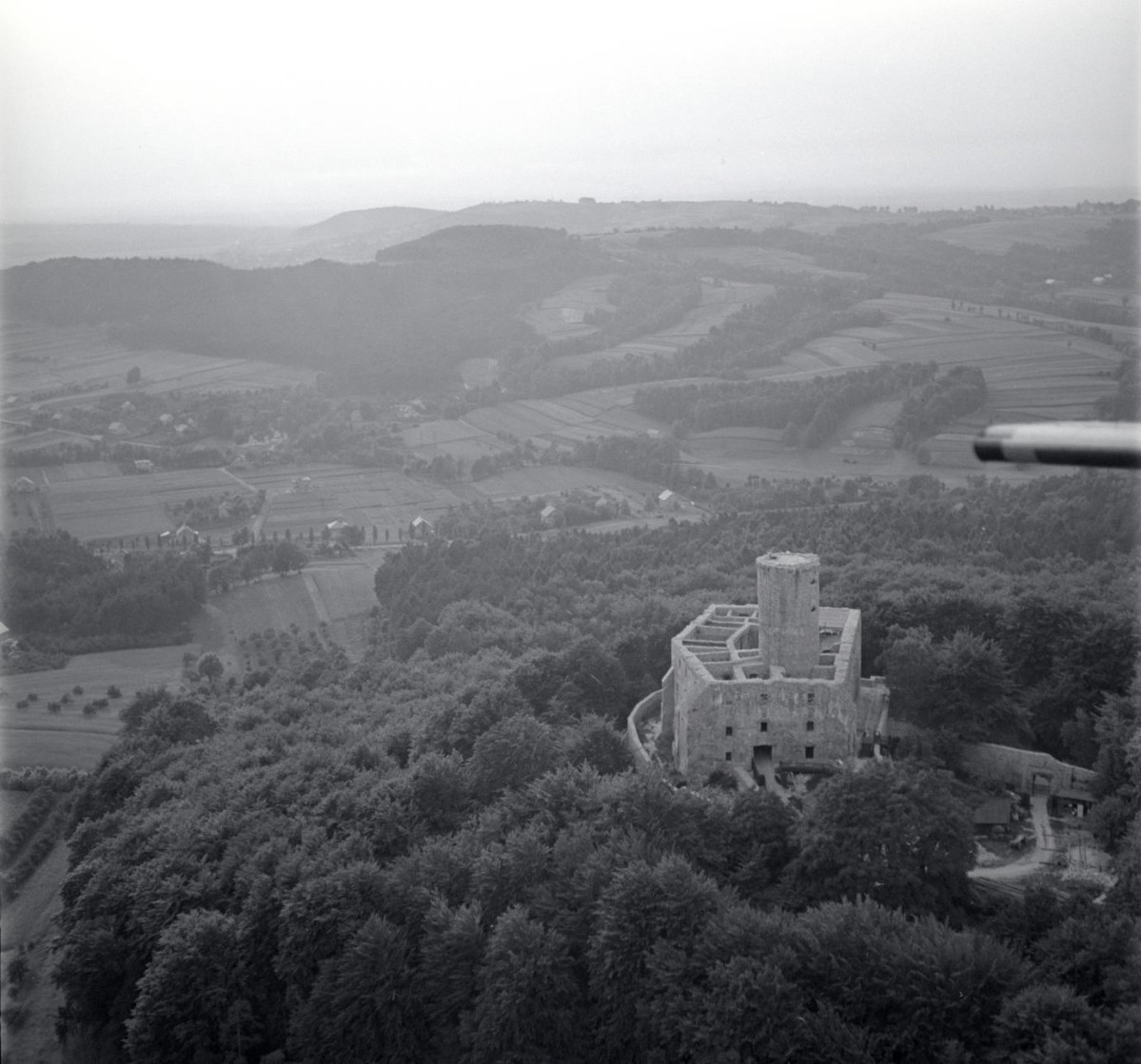 Widok ogólny ruin zamku od strony wschodniej, skan 1