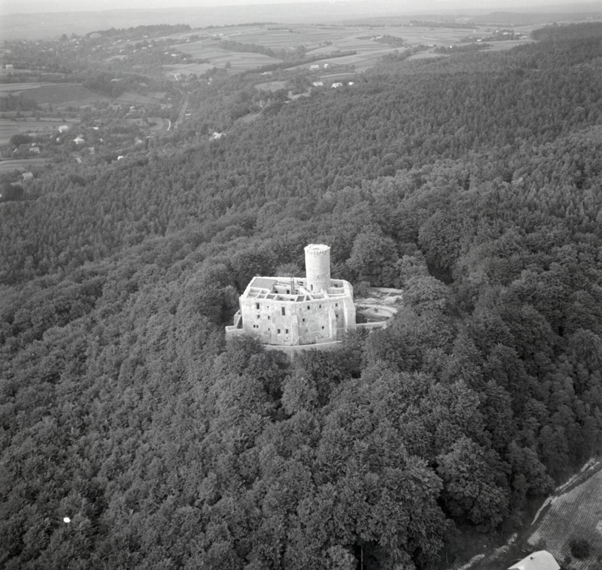 Widok ogólny ruin zamku od strony południowej, skan 1