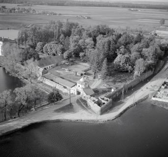 pałac XVII wieku Obwarowania pałacowe z bramą, skan 1